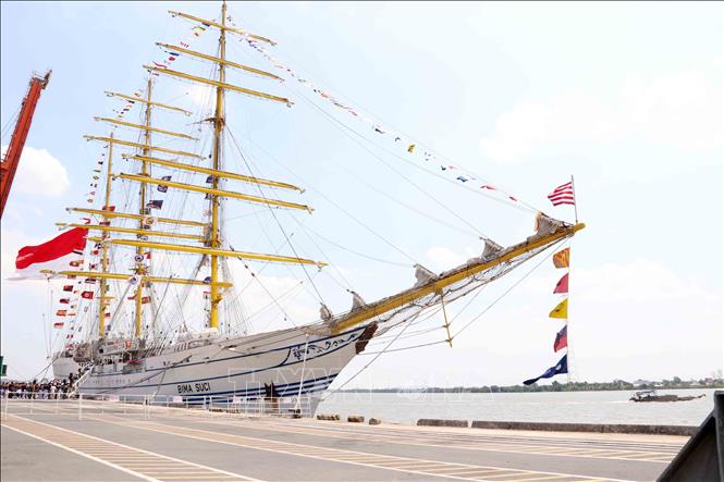 Tàu KRI Bima Suci thuộc Hải quân Indonesia cập cảng Sài Gòn- Hiệp Phước. Ảnh: Xuân Khu-TTXVN