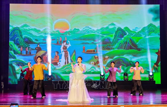 Tiết mục Ví, Giặm được làm mới biểu diễn trên nền nhạc hiện đại. Ảnh: Khánh Hoà - TTXVN