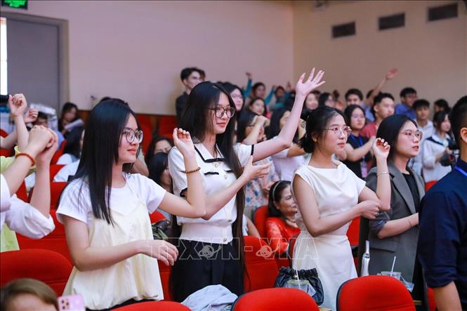 Các bạn trẻ hào hứng thực hành, hát theo các làn điệu Dân ca Ví, Giặm. Ảnh: Khánh Hoà - TTXVN