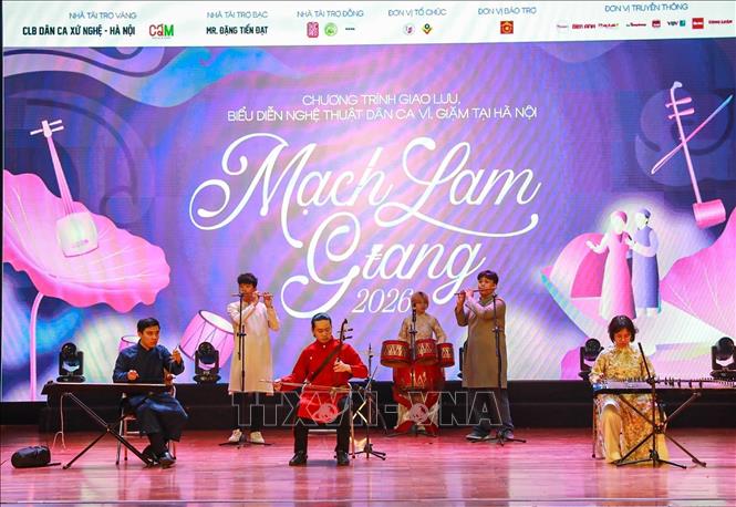 Biểu diễn nhạc cụ truyền thống tại chương trình. Ảnh: Khánh Hoà - TTXVN