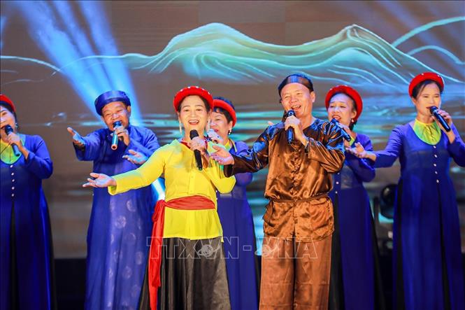 Qua những làn điệu dân ca Ví, Giặm mộc mạc, sâu lắng, chương trình đưa công chúng tiếp cận di sản một cách trực quan, thực tế. Ảnh: Khánh Hoà - TTXVN