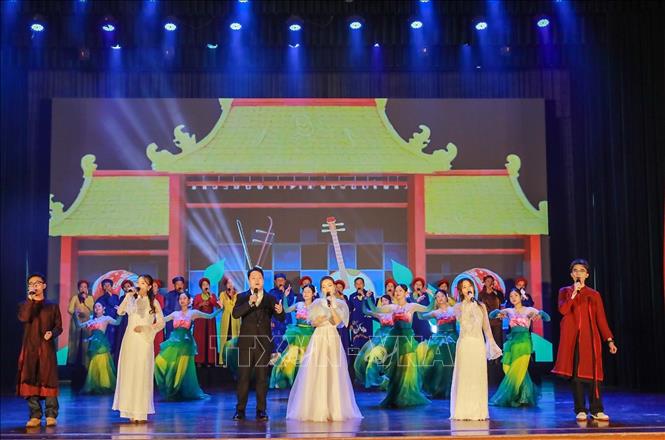 Tiết mục Ví, Giặm với sự kết hợp của các thế hệ. Ảnh: Khánh Hoà - TTXVN