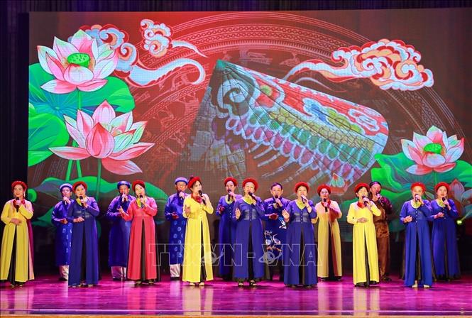 Qua những làn điệu dân ca Ví, Giặm mộc mạc, sâu lắng, chương trình đưa công chúng tiếp cận di sản một cách trực quan, thực tế. Ảnh: Khánh Hoà - TTXVN