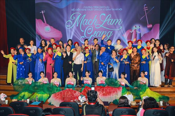 Đại biểu và các bạn sinh viên tham dự chương trình. Ảnh: Khánh Hoà - TTXVN