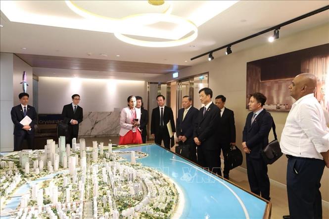 Đồng chí Nguyễn Duy Ngọc, Trưởng Ban Tổ chức Trung ương, Phó Trưởng ban thường trực Ban Chỉ đạo Trung ương về phát triển khoa học, công nghệ, đổi mới sáng tạo và chuyển đổi số (Ban Chỉ đạo 57) nghe giới thiệu mô hình thành phố cảng thông minh Colombo Port City (Sri Lanka). Ảnh: TTXVN 