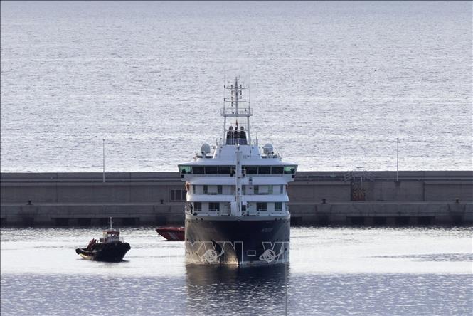 Tàu du lịch MV Hondius cập bến Tenerife, thuộc quần đảo Canary, Tây Ban Nha ngày 10/5/2026. Ảnh: THX/TTXVN