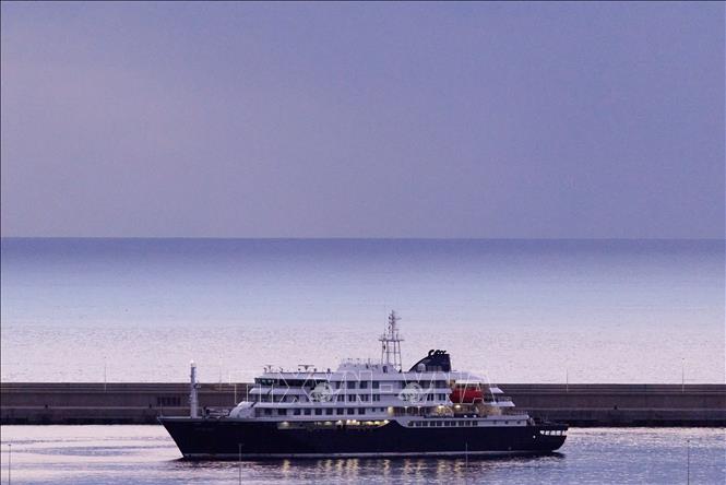 Tàu du lịch MV Hondius cập bến Tenerife, thuộc quần đảo Canary, Tây Ban Nha ngày 10/5/2026. Ảnh: THX/TTXVN