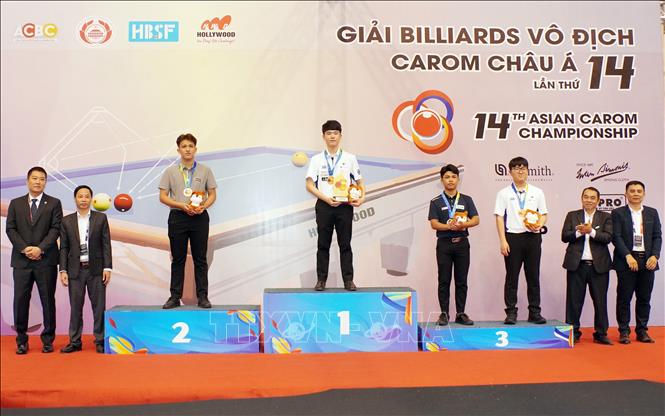 Ban tổ chức trao giải cho các cơ thủ ở nội dung U22 carom 3 băng nam tại Giải Billiards vô địch Carom châu Á 2026. Ảnh: Trung Tuyến – TTXVN