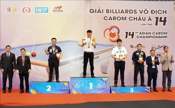 Ban tổ chức trao giải thưởng cho các cơ thủ ở nội dung carom 3 băng nam tại Giải Billiards vô địch Carom châu Á 2026. Ảnh: Trung Tuyến – TTXVN