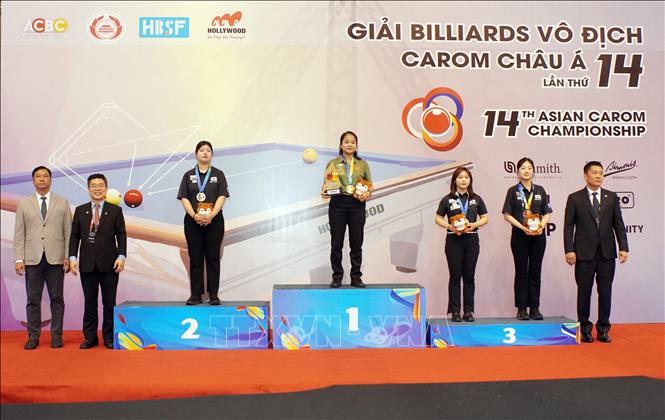 Ban tổ chức trao giải thưởng cho các cơ thủ ở nội dung carom 3 băng nữ tại Giải Billiards vô địch Carom châu Á 2026. Ảnh: Trung Tuyến – TTXVN