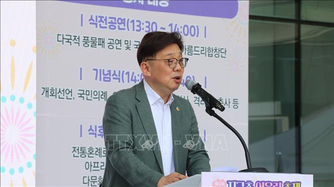Phó Thị trưởng thành phố Seongnam nhấn mạnh vai trò của giao lưu nhân dân và hợp tác văn hóa trong tăng cường hiểu biết, tình hữu nghị giữa các quốc gia. Ảnh: Trường Giang - PV TTXVN tại Hàn Quốc