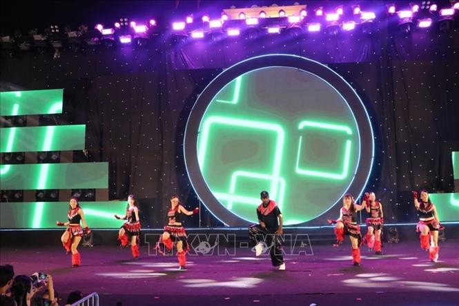 Một tiết mục biểu diễn trong đêm liên hoan zumba. Ảnh: Mạnh Minh - TTXVN