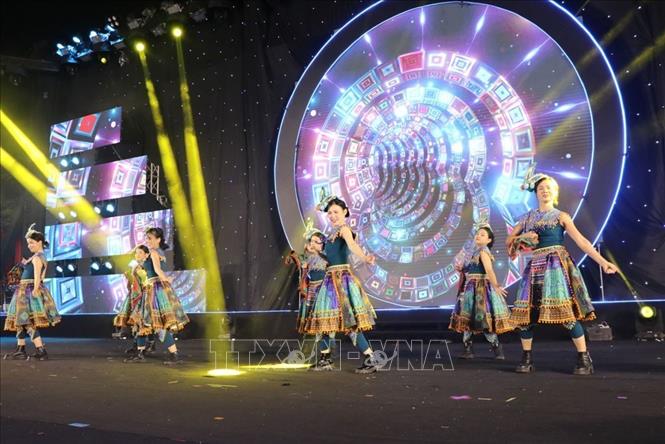 Một tiết mục biểu diễn trong đêm Liên hoan. Ảnh: Mạnh Minh - TTXVN