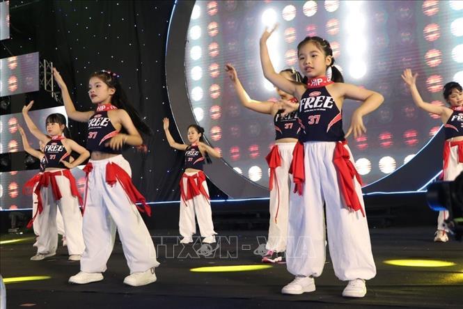 Các tiết mục biểu diễn trong đêm Liên hoan. Ảnh: Mạnh Minh - TTXVN