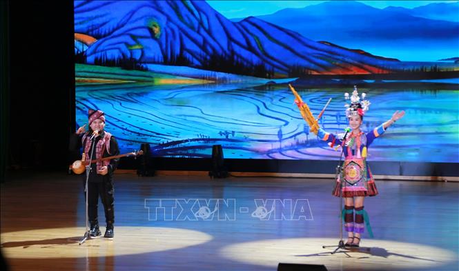 Tiết mục song ca của Đoàn Nghệ thuật Nam Ninh (Trung Quốc) tại Nhà hát Hoa Phượng, Hải Phòng. Ảnh: Minh Thu - TTXVN