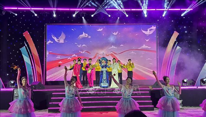Tiết mục biểu diễn ca ngợi tình hữu nghị Việt Nam - Trung Hoa của các nghệ sĩ Đoàn Nghệ thuật Nam Ninh tại phường Kiến An (Hải Phòng), tối 10/5. Ảnh: Minh Thu - TTXVN