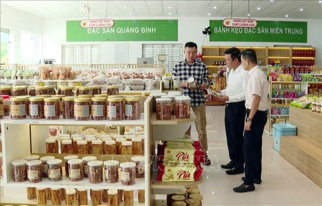 Hiện toàn tỉnh Quảng Trị có 160 sản phẩm OCOP của các tổ hợp tác, hợp tác xã và doanh nghiệp từ đó góp phần quảng bá sâu rộng đến các khách du lịch trong mùa du lịch cao điểm. Ảnh: Tá Chuyên - TTXVN