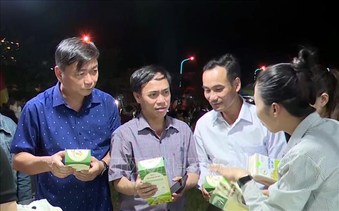 Du khách đến tham quan, mua sắm các sản phẩm OCOP của tỉnh Quảng Trị tại các phiên chợ đêm. Ảnh: Tá Chuyên - TTXVN 