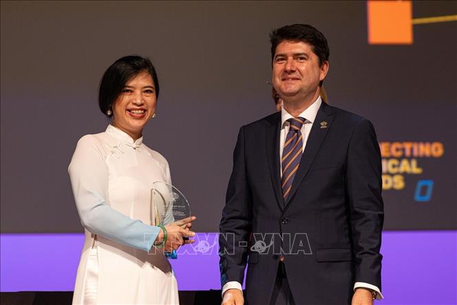 Giáo sư Nguyễn Thị Kim Thanh nhận Giải thưởng “Phụ nữ xuất sắc trong lĩnh vực hóa học hoặc kỹ thuật hóa học năm 2023” do Chủ tịch IUPAC trao, tại Den Haag (Hà Lan), tháng 8/2023. Ảnh: TTXVN phát