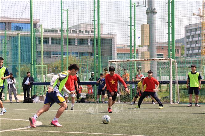 Một pha bóng trên sân giữa đội Chi bộ ban ngành Đại sứ quán với Chi bộ Tây Seoul. Ảnh: Đức Thắng - P/v TTXVN tại Hàn Quốc
