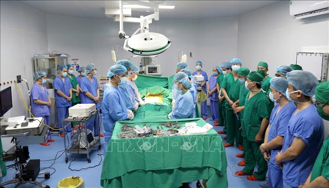 Cuộc đại phẫu có sự tham gia của gần 100 y, bác sĩ. Ảnh: TTXVN phát