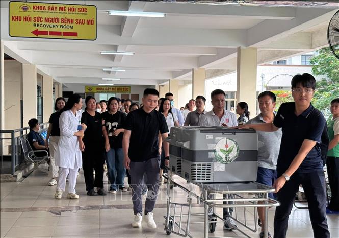 Các tạng hiến được điều phối đi nhiều bệnh viện trong nước cứu bệnh nhân. Ảnh: TTXVN phát