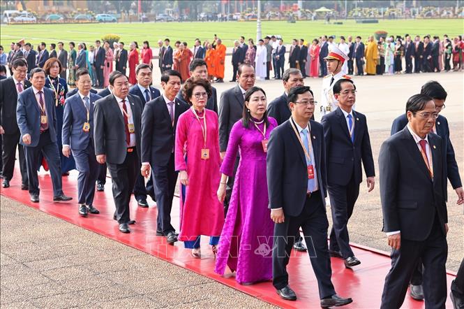 Đoàn đại biểu dự Đại hội đại biểu Mặt trận Tổ quốc Việt Nam lần thứ XI vào Lăng viếng Chủ tịch Hồ Chí Minh. Ảnh: Minh Đức - TTXVN

