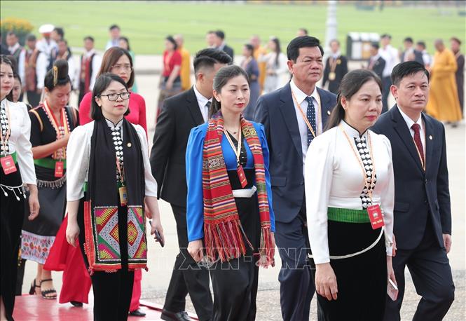 Đoàn đại biểu dự Đại hội đại biểu Mặt trận Tổ quốc Việt Nam lần thứ XI vào Lăng viếng Chủ tịch Hồ Chí Minh. Ảnh: Minh Đức - TTXVN

