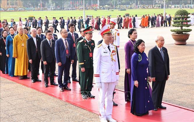 Đoàn đại biểu dự Đại hội đại biểu Mặt trận Tổ quốc Việt Nam lần thứ XI vào Lăng viếng Chủ tịch Hồ Chí Minh. Ảnh: Minh Đức - TTXVN

