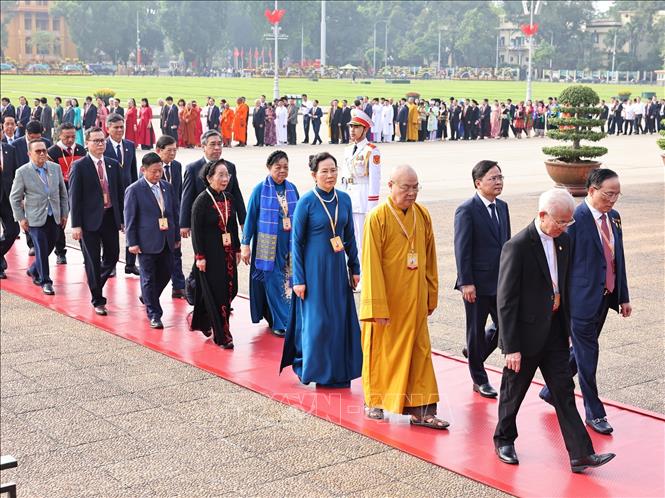 Đoàn đại biểu dự Đại hội đại biểu Mặt trận Tổ quốc Việt Nam lần thứ XI vào Lăng viếng Chủ tịch Hồ Chí Minh. Ảnh: Minh Đức - TTXVN


