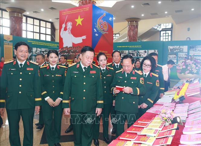 Đại tướng Trịnh Văn Quyết, Ủy viên Bộ Chính trị, Bí thư Trung ương Đảng, Trưởng Ban Tuyên giáo và Dân vận Trung ương; Đại tướng Nguyễn Trọng Nghĩa, Ủy viên Bộ Chính trị, Bí thư Trung ương Đảng, Chủ nhiệm Tổng cục Chính trị QĐND Việt Nam và các đại biểu tham quan gian trưng bày sách, tài liệu, ấn phẩm của QĐND Việt Nam. Ảnh: Trọng Đức - TTXVN