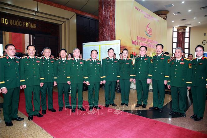 Đại tướng Trịnh Văn Quyết, Ủy viên Bộ Chính trị, Bí thư Trung ương Đảng, Trưởng Ban Tuyên giáo và Dân vận Trung ương; Đại tướng Nguyễn Trọng Nghĩa, Ủy viên Bộ Chính trị, Bí thư Trung ương Đảng, Chủ nhiệm Tổng cục Chính trị QĐND Việt Nam và các đại biểu. Ảnh: Trọng Đức - TTXVN