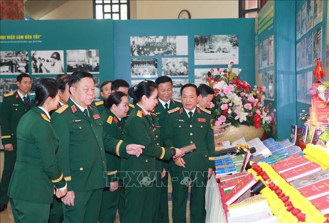 Đại tướng Trịnh Văn Quyết, Ủy viên Bộ Chính trị, Bí thư Trung ương Đảng, Trưởng Ban Tuyên giáo và Dân vận Trung ương; Đại tướng Nguyễn Trọng Nghĩa, Ủy viên Bộ Chính trị, Bí thư Trung ương Đảng, Chủ nhiệm Tổng cục Chính trị QĐND Việt Nam và các đại biểu tham quan gian trưng bày sách, tài liệu, ấn phẩm của QĐND Việt Nam. Ảnh: Trọng Đức - TTXVN