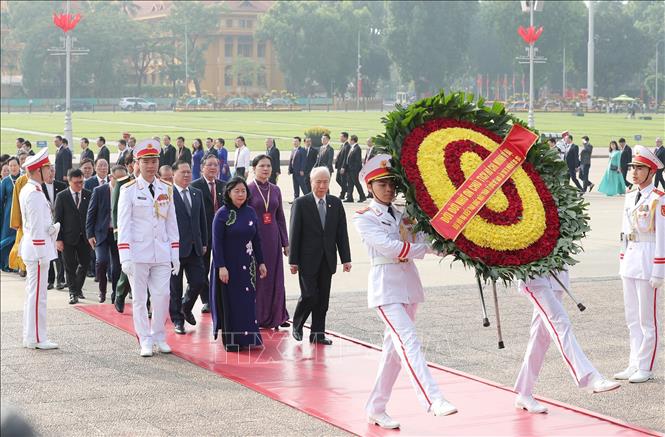 Đoàn đại biểu dự Đại hội đại biểu Mặt trận Tổ quốc Việt Nam lần thứ XI vào Lăng viếng Chủ tịch Hồ Chí Minh. Ảnh: Minh Đức - TTXVN


