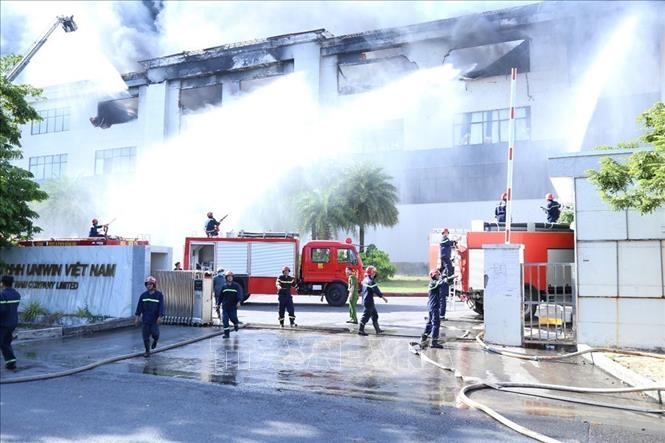 Lực lượng phòng cháy chữa cháy Công an thành phố Đồng Nai nỗ lực khống chế đám cháy. Ảnh: TTXVN phát