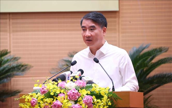 Phó Chủ tịch UBND thành phố Hà Nội Nguyễn Xuân Lưu trình bày tóm tắt nội dung chính của dự thảo Nghị quyết. Ảnh: Văn Điệp – TTXVN