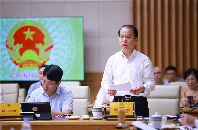 Bộ trưởng Bộ Tư pháp Hoàng Thanh Tùng báo cáo kết quả và phương hướng triển khai các nhiệm vụ trọng tâm của ngành Tư pháp. Ảnh: Dương Giang – TTXVN
