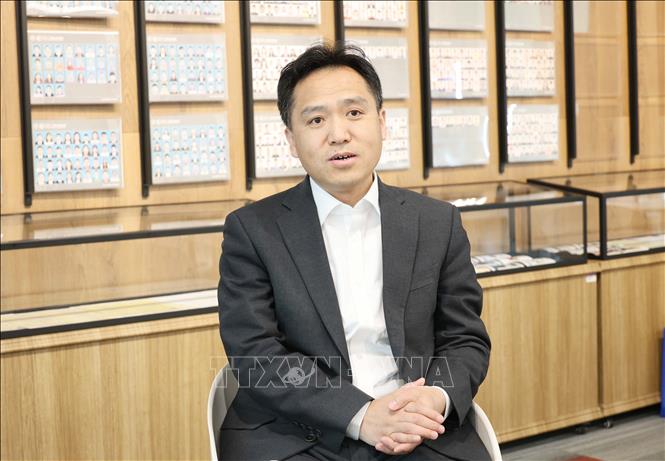 Giáo sư Lưu Thư Minh, Viện trưởng Học viện Môi trường, Đại học Thanh Hoa (Trung Quốc), trả lời phỏng vấn phóng viên TTXVN tại Trung Quốc. Ảnh: Công Tuyên - PV TTXVN tại Trung Quốc