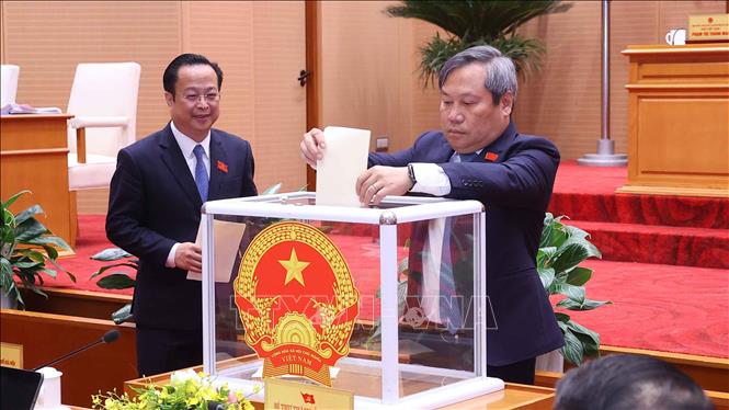 Các đại biểu bỏ phiếu bầu bổ sung chức danh Phó Chủ tịch UBND TP Hà Nội. Ảnh: Văn Điệp – TTXVN