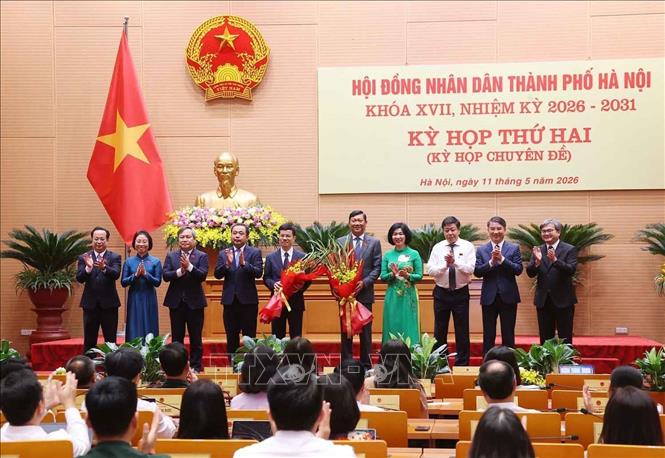 Lãnh đạo thành phố Hà Nội tặng hoa, chúc mừng tân Phó Chủ tịch UBND thành phố Hà Nội Đỗ Anh Tuấn và Bùi Duy Cường. Ảnh: Văn Điệp – TTXVN