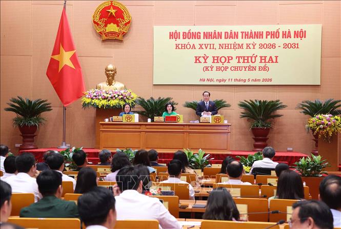 Phó Chủ tịch HĐND thành phố Hà Nội Trần Thế Cương điều hành nội dung bầu bổ sung chức danh Phó Chủ tịch UBND TP Hà Nội. Ảnh: Văn Điệp – TTXVN