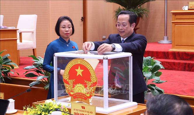 Các đại biểu bỏ phiếu bầu bổ sung chức danh Phó Chủ tịch UBND TP Hà Nội. Ảnh: Văn Điệp – TTXVN