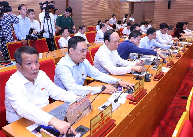 Các đại biểu nhấn nút thông qua bầu bổ sung chức danh Phó Chủ tịch UBND TP Hà Nội. Ảnh: Văn Điệp – TTXVN