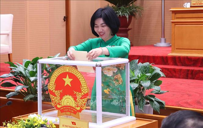 Các đại biểu bỏ phiếu bầu bổ sung chức danh Phó Chủ tịch UBND TP Hà Nội. Ảnh: Văn Điệp – TTXVN