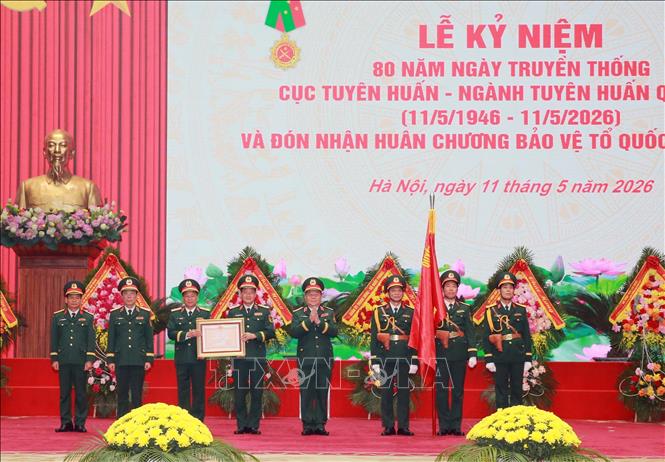 Đại tướng Nguyễn Trọng Nghĩa, Ủy viên Bộ Chính trị, Bí thư Trung ương Đảng, Chủ nhiệm Tổng cục Chính trị QĐND Việt Nam trao Huân chương Bảo vệ Tổ quốc hạng Nhất cho Cục Tuyên huấn. Ảnh: Trọng Đức - TTXVN