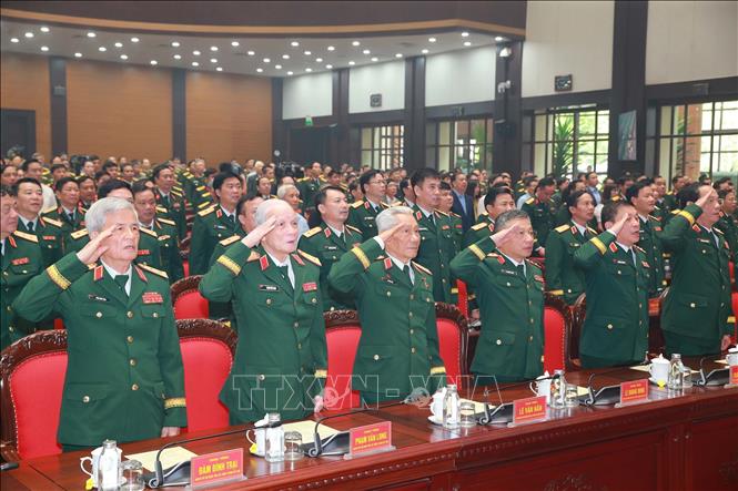 Các đại biểu thực hiện nghi thức chào cờ. Ảnh: Trọng Đức - TTXVN