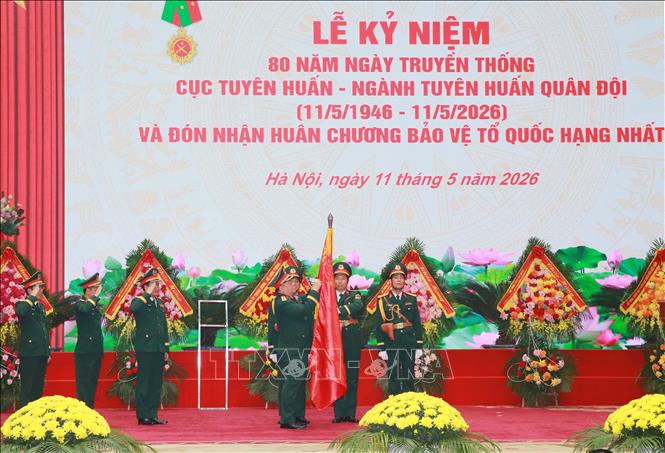 Đại tướng Nguyễn Trọng Nghĩa, Ủy viên Bộ Chính trị, Bí thư Trung ương Đảng, Chủ nhiệm Tổng cục Chính trị QĐND Việt Nam gắn Huân chương Bảo vệ Tổ quốc hạng Nhất lên Quân kỳ Quyết thắng của Cục Tuyên huấn. Ảnh: Trọng Đức - TTXVN