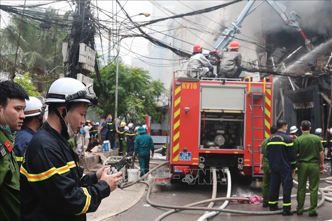 Lực lượng PCCC và CNCH dùng flycam để tiếp cận đám cháy từ trên cao. Ảnh: Phạm Tuấn Anh - TTXVN