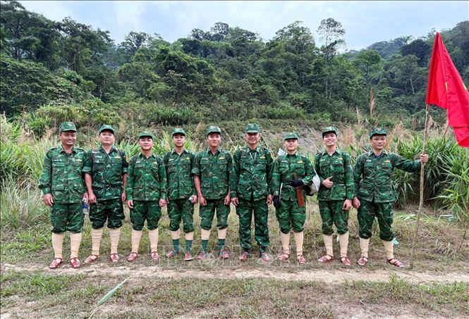 Mỗi chuyến tuần tra nơi vùng biên là hành trình lặng thầm gìn giữ bình yên từng cột mốc, từng tấc đất thiêng liêng nơi phên dậu Tổ quốc. Ảnh: TTXVN phát