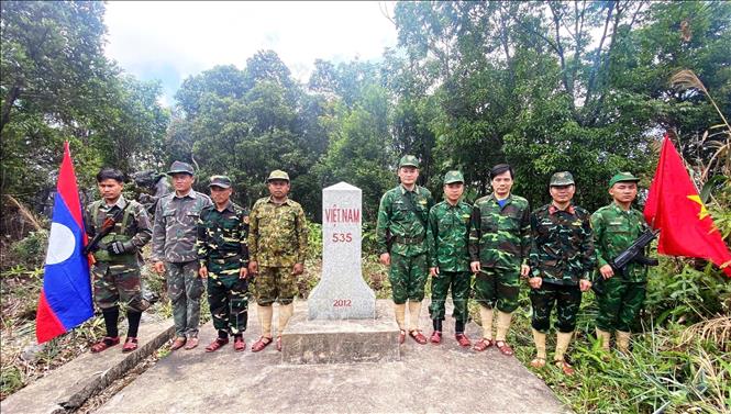 Mỗi chuyến tuần tra không chỉ là nhiệm vụ bảo vệ chủ quyền lãnh thổ mà còn góp phần nối dài tình đoàn kết quân - dân, vun đắp mối quan hệ hữu nghị giữa lực lượng bảo vệ biên giới hai nước Việt Nam - Lào. Ảnh: TTXVN phát